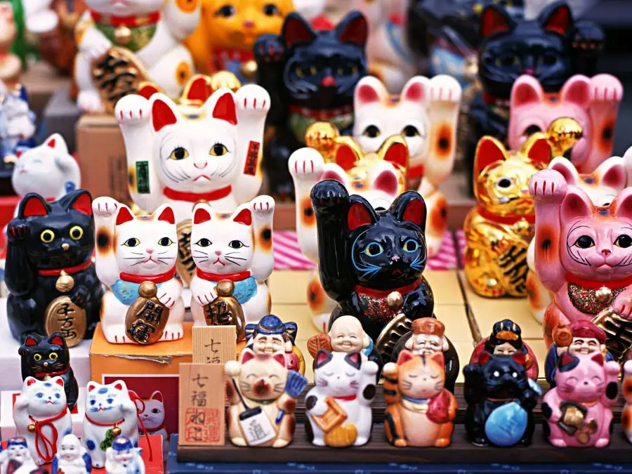 Giải mã sâu sắc ý nghĩa mèo vẫy tay trái trong phong thủy 5 Maneki Neko vẫy tay trái: Bộ sưu tập màu sắc đa dạng.