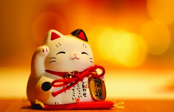 Maneki Neko: Tay Trái Hay Tay Phải, Đâu Là Lựa Chọn Hợp Phong Thủy Cho Vận May Của Bạn? 4 Mèo Maneki Neko Nhật Bản truyền thống.