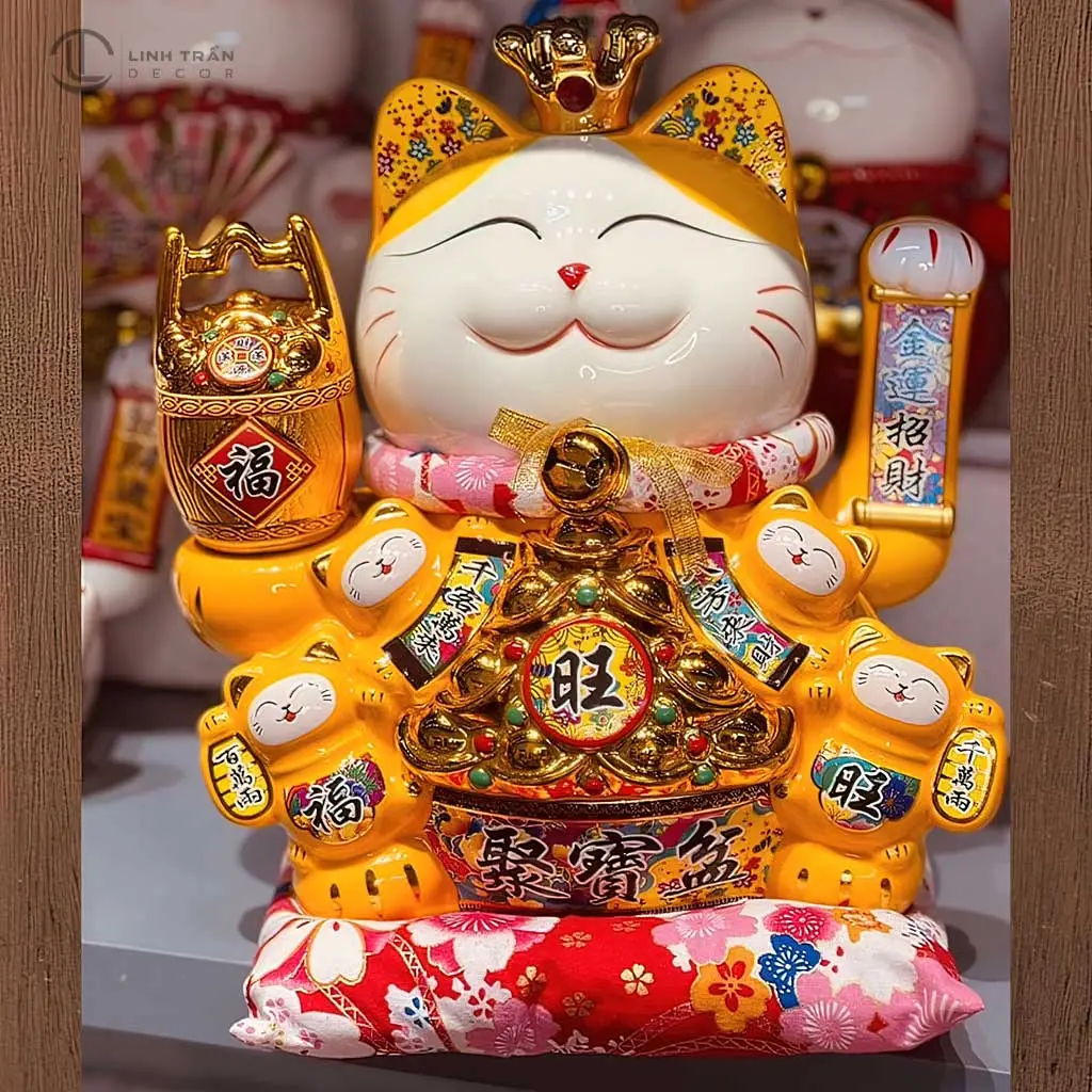Mèo Thần Tài trang trọng cùng vật phẩm cúng.