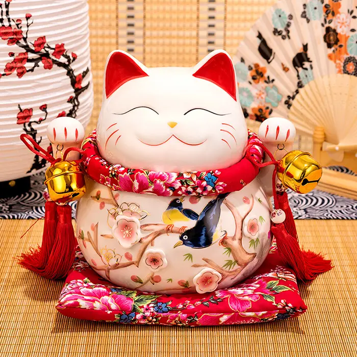 Mèo Thần Tài các loại với phụ kiện.