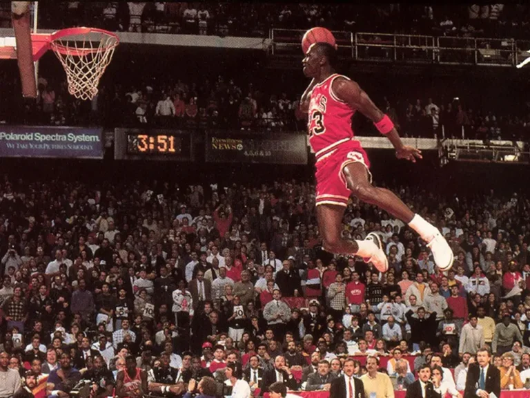 Michael Jordan: Huyền thoại bóng rổ trên sân.