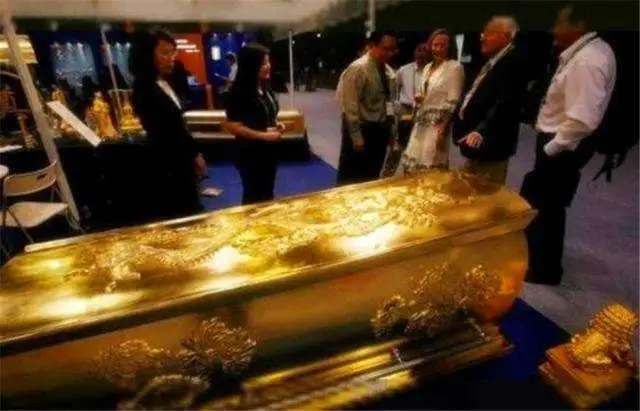 Giải Mã Giấc Mơ Thấy Quan Tài Màu Vàng: Điềm Báo Phú Quý Hay Cảnh Báo? 6 Nhiều quan tài vàng trang trọng, ấm áp