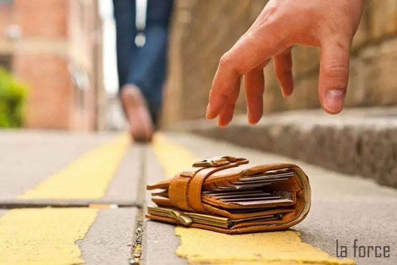 Nằm mơ thấy nhặt được ví người khác: Điềm báo gì cho tài lộc, công danh? 7 Bàn tay nhặt ví trên vỉa hè.