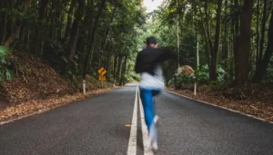 Người chạy trốn trâu đuổi trong mơ