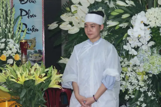 Giải Mã Giấc Mơ Nằm Mơ Thấy Người Đeo Khăn Tang: Điềm Báo Hay Cảnh Báo? 6 Sổ tay mở, biểu tượng mơ mộng huyền ảo.