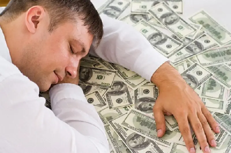 Mơ Thấy Tiền Polymer: Giải Mã Điềm Báo & An Tâm Sống Thiện 4 Giấc Mơ Thấy Tiền Polymer: Người Đàn Ông Đang Suy Nghĩ