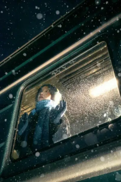 Người trầm tư ngắm mưa bên cửa sổ