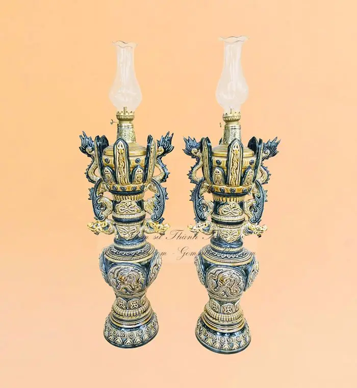 Đèn Dầu Trên Bàn Thờ: Quy Tắc Bố Trí & Ý Nghĩa Tâm Linh Chuẩn 8 Đèn thờ gốm sứ Bát Tràng tinh xảo