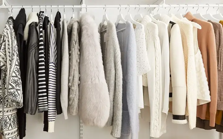 Giải Mã Giấc Mơ Nằm Mơ Thấy Mất Quần Áo: Điềm Báo Và Hóa Giải 3 Người mơ bối rối tìm quần áo.