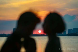 Người chiêm nghiệm hoàng hôn rực rỡ