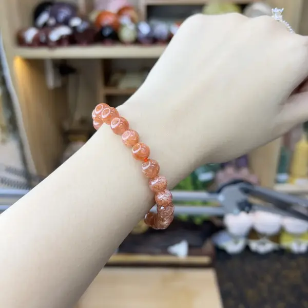 Vòng đá quý, bàn tay thiện lương, lan tỏa yêu thương.