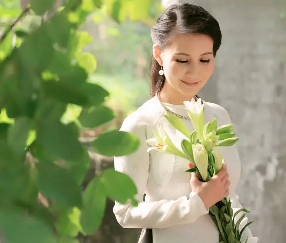 Nằm Mơ Thấy Chồng Đánh Mình: Giải Mã Giấc Mơ và Hóa Giải Nỗi Lo 5 Phụ nữ suy tư, năng lượng sắc màu hóa giải