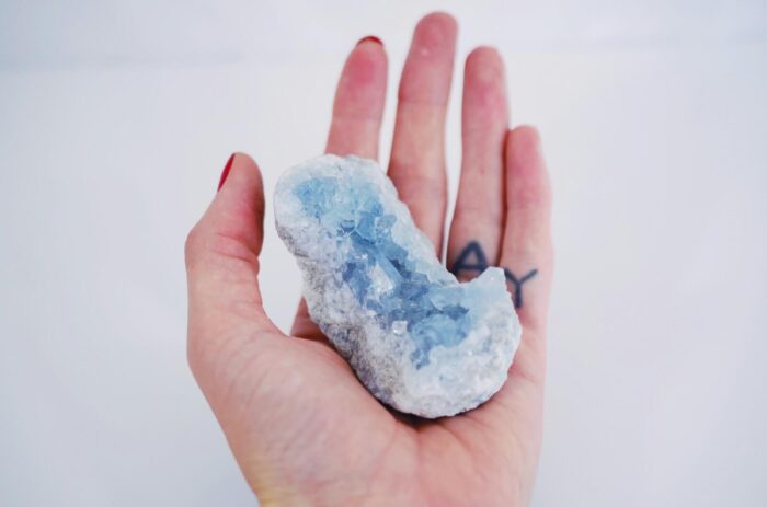 Bàn tay nâng niu đá phong thủy.