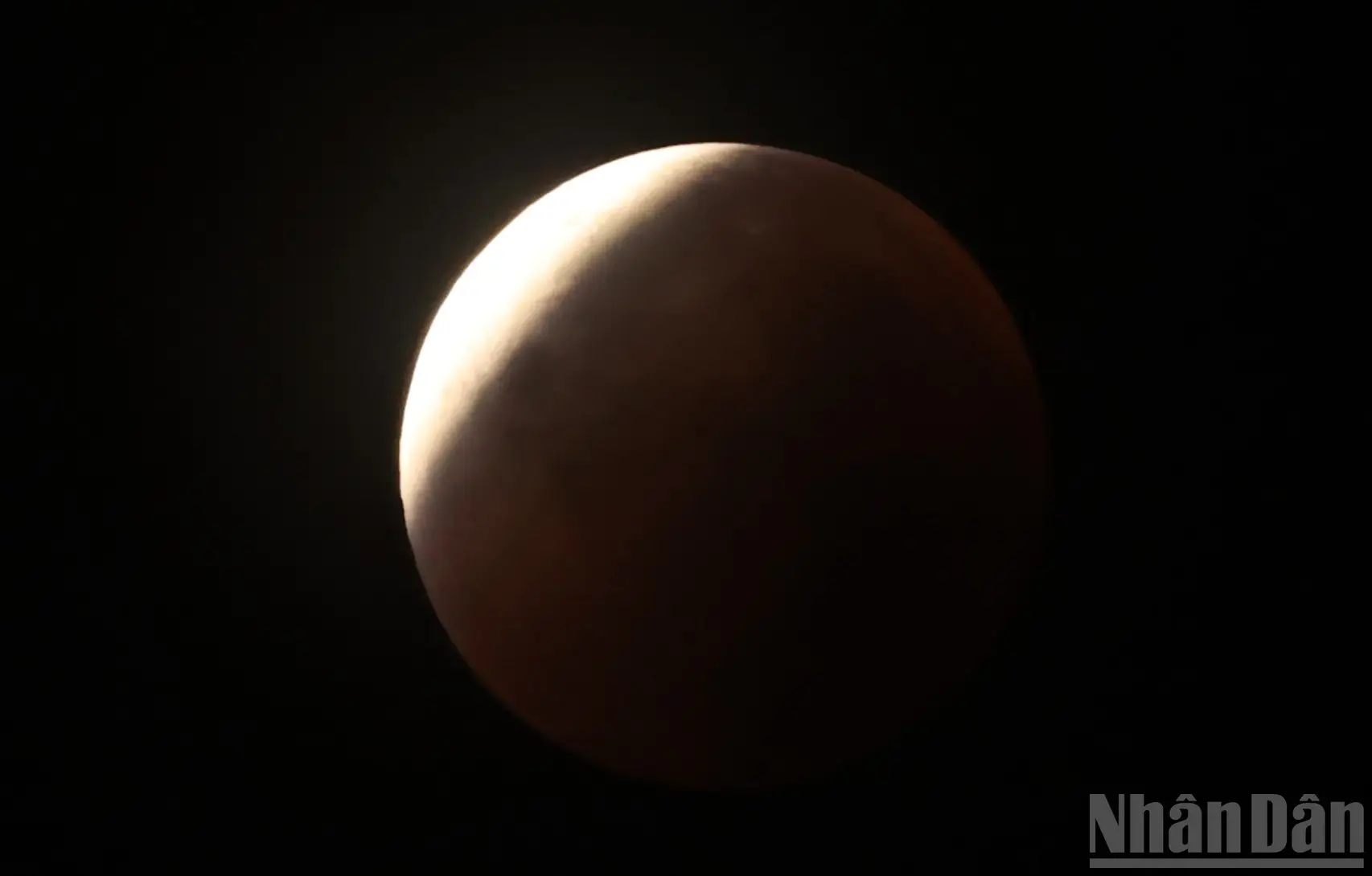 Giải Mã Giấc Mơ Thấy Nguyệt Thực: Điềm Báo & Hướng Hóa Giải An Tâm 6 Chiêm ngưỡng nguyệt thực: Bình an và tĩnh lặng.