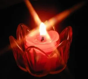 Người trầm tư giữa ánh nến lung linh.