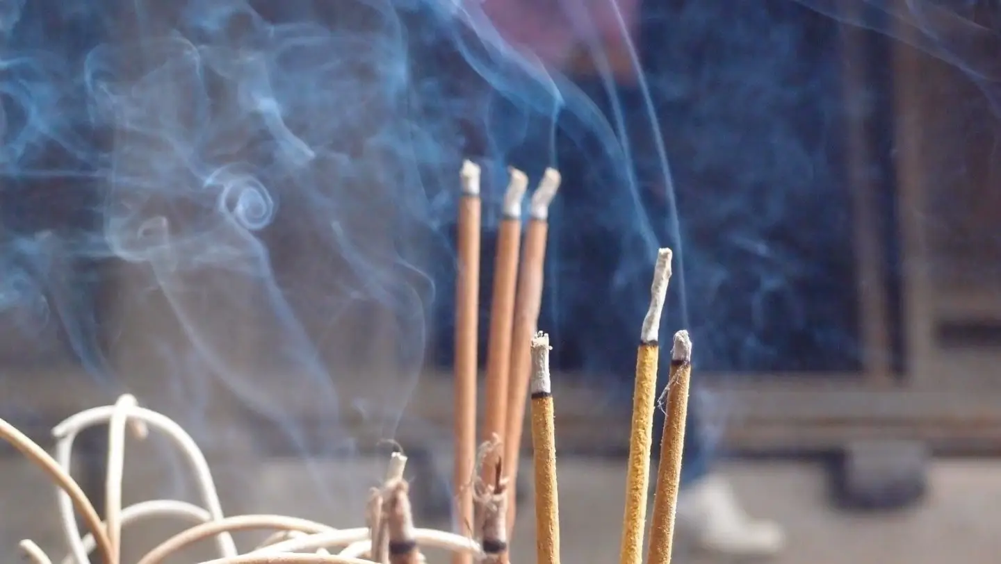 Thắp hương: Biểu tượng tâm linh, văn hóa truyền thống.