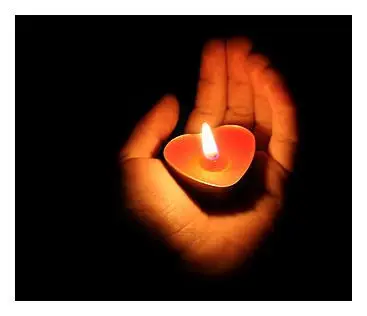 Giải Mã Giấc Mơ Thấy Ớt: Điềm Báo Nào Đang Chờ Đón Bạn? 7 Bàn tay chạm nến sáng: Bình an, hướng thiện.