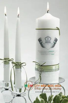 Cặp nến trắng lung linh trên bàn thờ