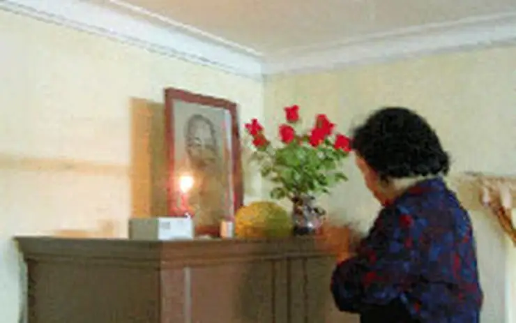 Bàn Thờ Gia Tiên: Lòng Thành Cùng Hương Vòng 48h Chuẩn Mực 7 Chắp Tay Thành Kính Trước Bàn Thờ