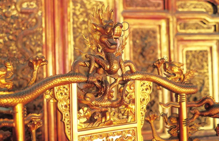 Quân vương trầm tư trên ngai vàng.