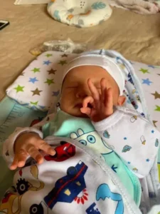 Em bé ngộ nghĩnh đáng yêu ngủ trong nôi