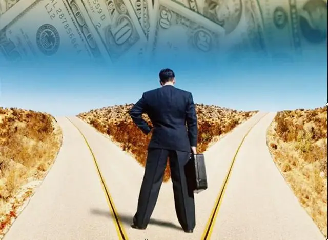 Người đứng ngã ba đường, suy tư tương lai.