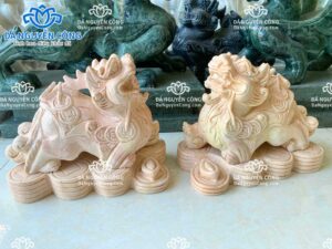 Nghệ nhân chạm khắc Tỳ Hưu từ đá quý tự nhiên.