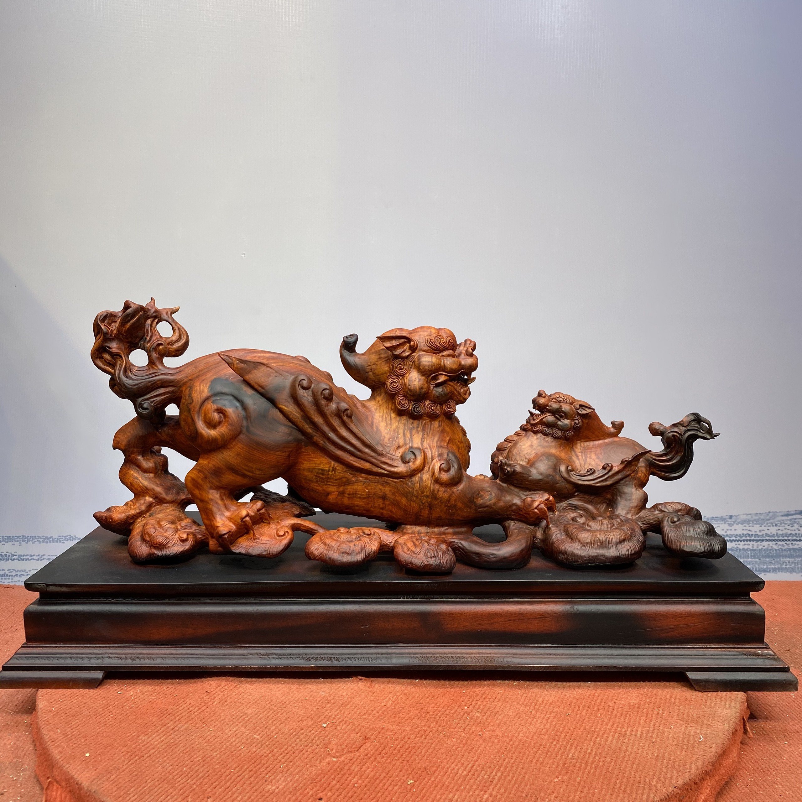 Nghệ nhân chế tác Tỳ Hưu thủ công tỉ mỉ