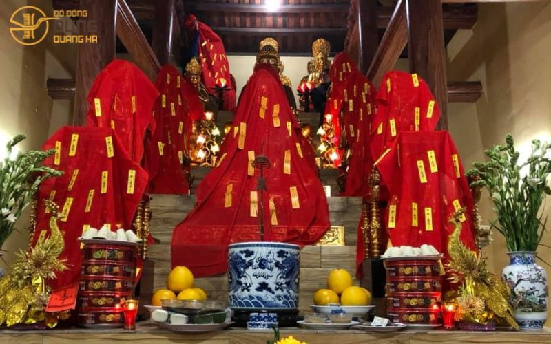 Nghi thức khai quang Tỳ Hưu với hương nến.