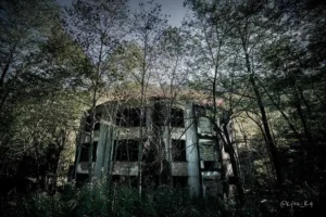 Trường bỏ hoang dưới ánh trăng ma mị.