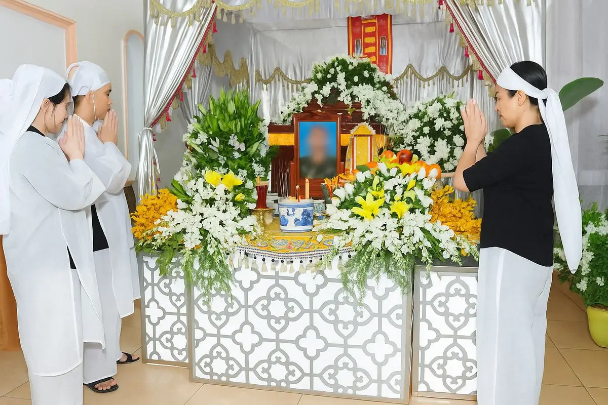 Người cao tuổi thắp hương, thờ cúng trang nghiêm.