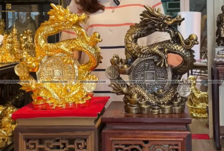 Người hoang mang nhìn vật phẩm phong thủy.