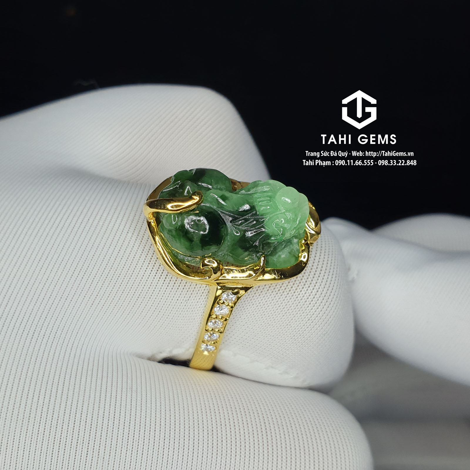 Tỳ Hưu Đá Cẩm Thạch Cho Người Mệnh Mộc: Giải Mã Năng Lượng Phong Thủy Và Bí Quyết Khai Thác Tài Lộc Vượng Khí 7 Người lau chùi Tỳ Hưu cẩm thạch cẩn thận.