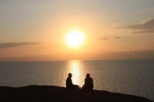 Người ngắm hoàng hôn biển bình yên.