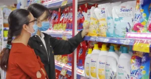 Đi bộ siêu thị: Khám phá sản phẩm đa dạng.