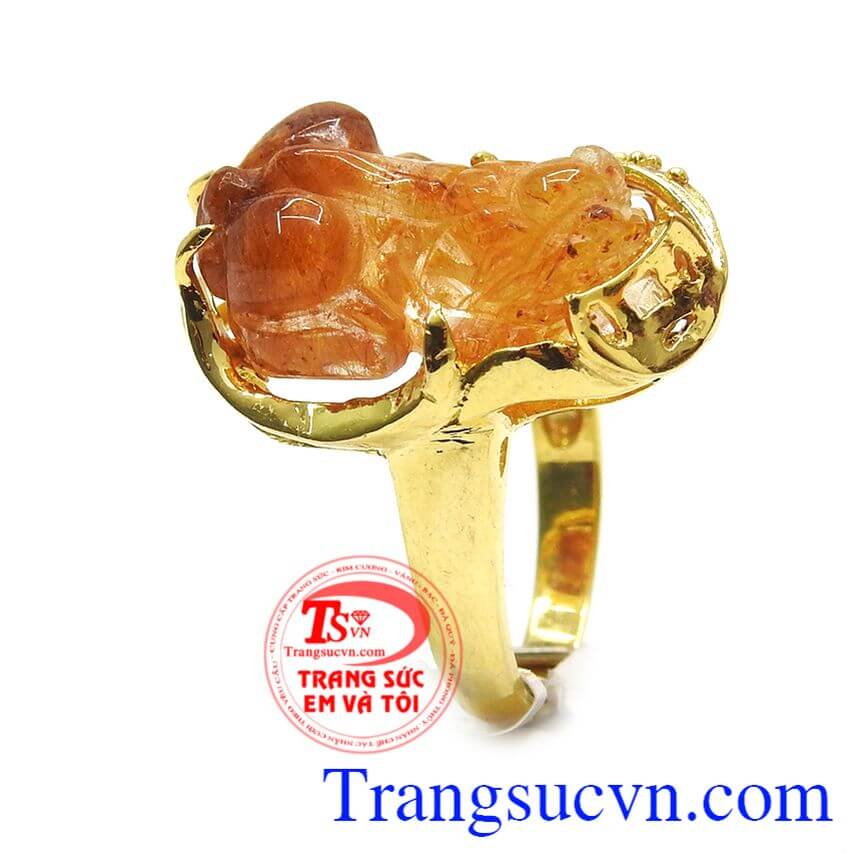 Tỳ Hưu Cho Nữ Giới: Cẩm Nang Phong Thủy Toàn Diện Kích Hoạt Tài Lộc và Bình An 4 Nhẫn Tỳ Hưu nữ tinh xảo trên nền gấm sang trọng.