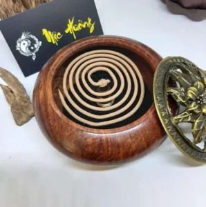 Hương vòng trầm hương cháy trong lư hương.