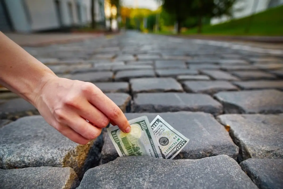 Cố nhặt tiền nhưng không chạm tới.