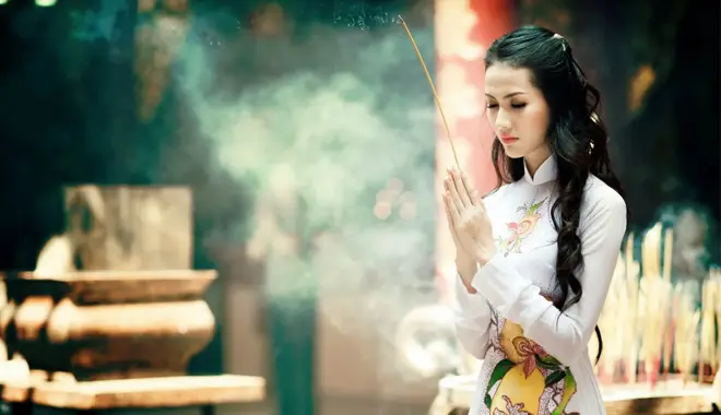 Cúng Bàn Thờ Có Cần Tiền Thật Không? Hướng Dẫn Nghi Lễ Chuẩn Xác 7 Phụ nữ thành tâm cầu nguyện, cúng bái.