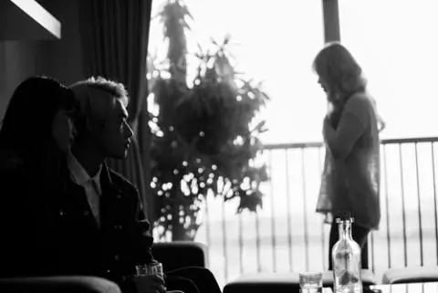 Giải Mã Nằm Mơ Thấy Đi Ăn Cưới Người Yêu Cũ: Điềm Báo Gì? 5 Người thứ ba buồn nhìn đám cưới.