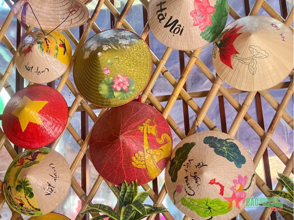 Nón lá truyền thống mộc mạc làng quê Việt Nam