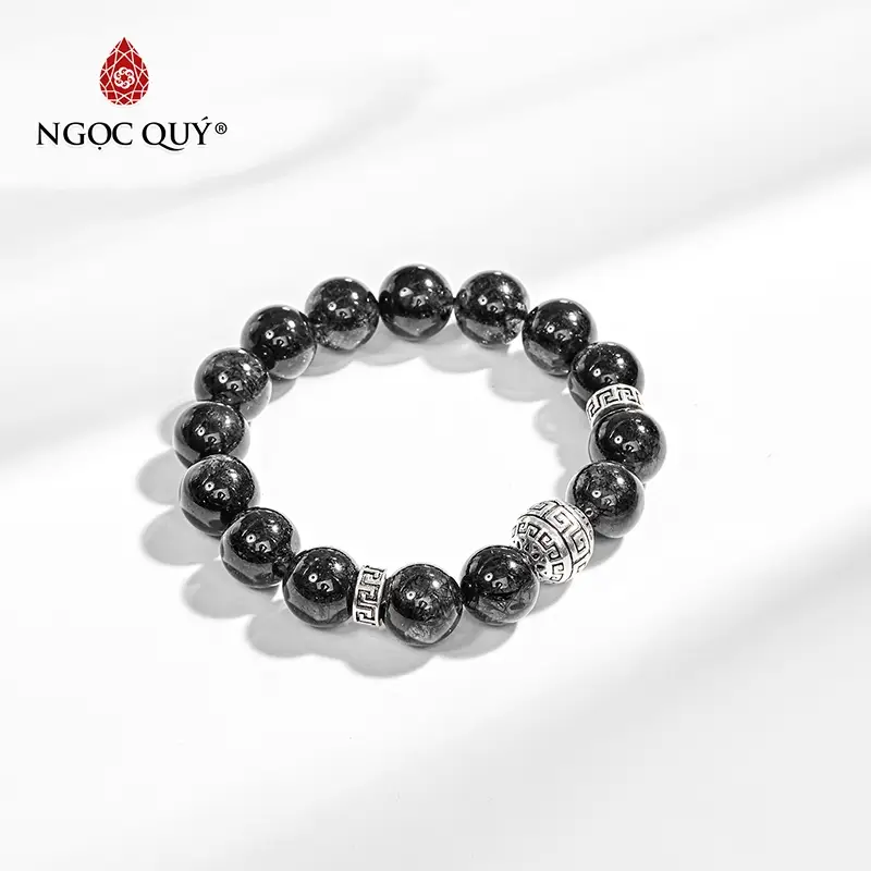 Vòng tay đá Thạch Anh Tóc Đen nổi bật.