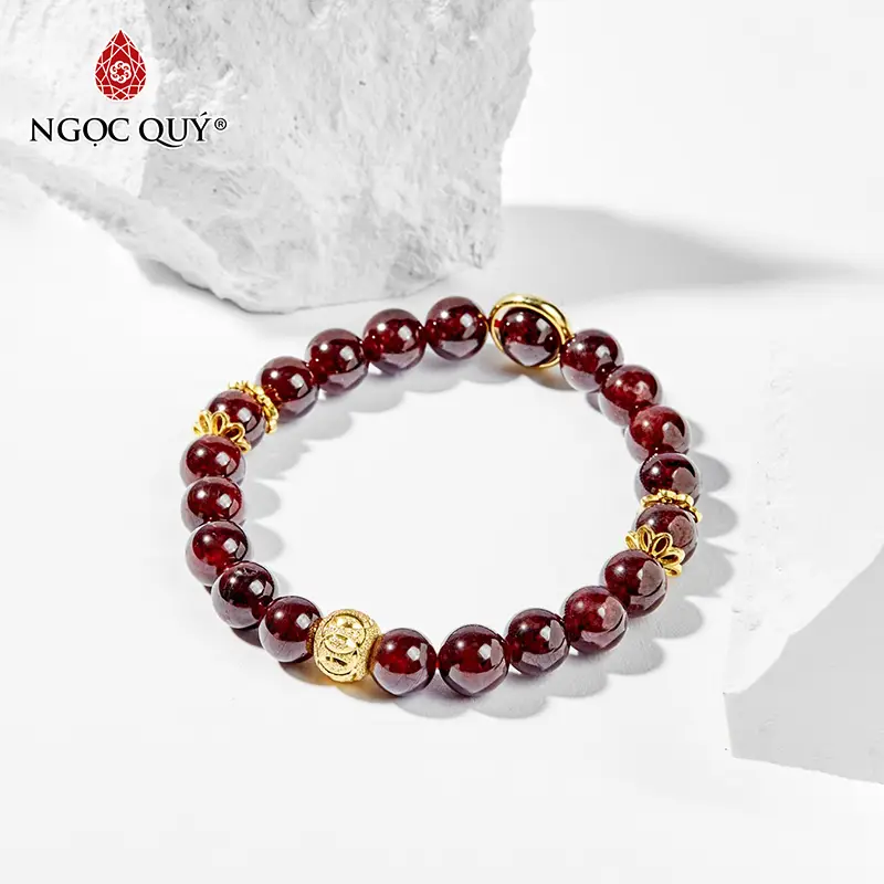 Vòng Garnet Tuổi Tỵ: Chìa Khóa Khai Mở Vận Mệnh Viên Mãn 7 Bàn tay giữ vòng Garnet dưới ánh trăng.