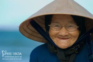 Nụ cười bà cụ hiền hậu, trí tuệ an lành