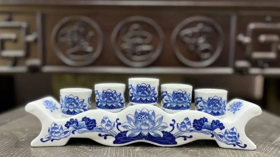 Chén nước thờ cúng trong sạch, đầy đặn