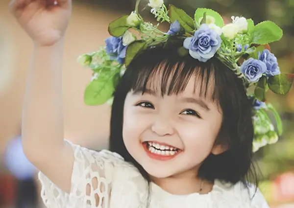 Đặt Tên Con Ý Nghĩa Hạnh Phúc: Hướng Dẫn Phong Thủy Chính Phái 6 Em Bé Cười Tươi Hạnh Phúc