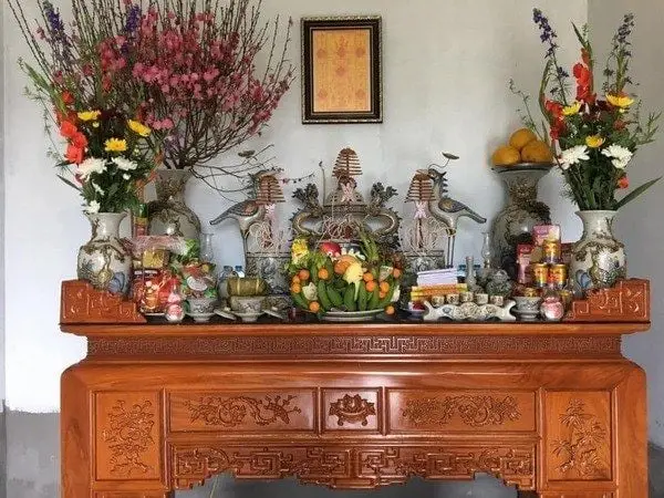 Bàn thờ gia tiên trang trọng, hương khói bình an.