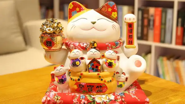 Ý Nghĩa Mèo Thần Tài Maneki Neko: Khai Mở Công Danh Trên Bàn Làm Việc 7 Bàn làm việc gọn gàng, Mèo Thần Tài thu hút tài lộc.