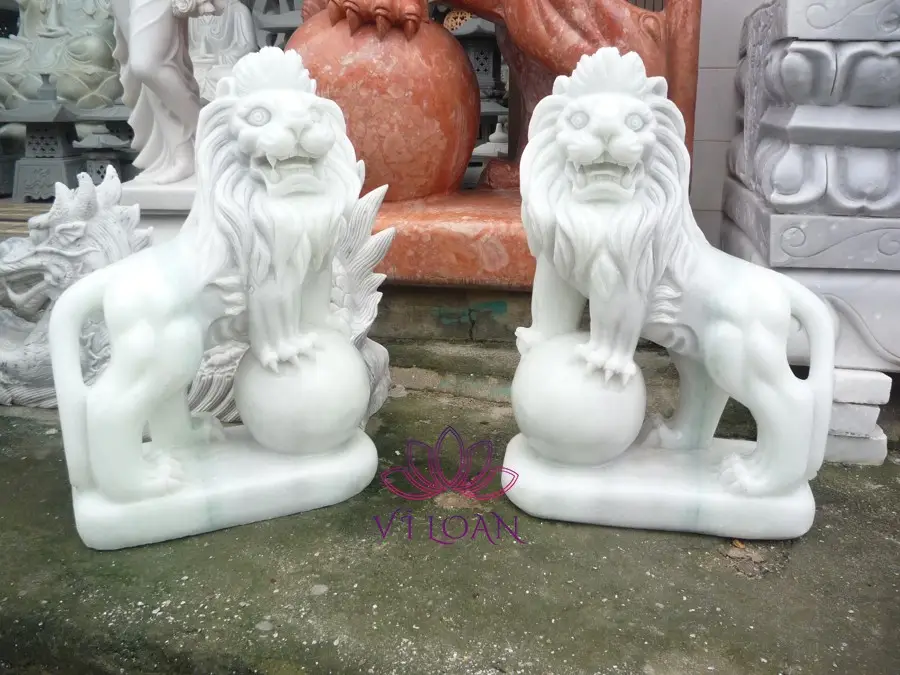 Ông lão chăm sóc, chiêm nghiệm cặp sư tử đá cổ.