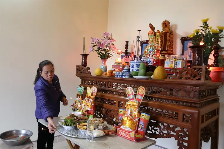 Nghi Lễ Cúng Ông Táo Cúng Mấy Con Cá Chép: Tâm Thành Và Chuẩn Mực 7 Phụ nữ thắp hương cúng Ông Táo.